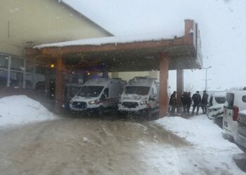 Yüksekova'da otomobille kamyonet çarpıştı: 1 ölü, 8 yaralı