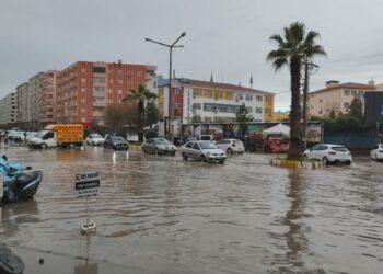 Kızıltepe’de sağanak nedeniyle cadde ve sokaklar göle döndü
