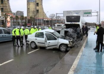 Kartal'da otomobil park halindeki araca çarptı: 1'i ağır 3 yaralı