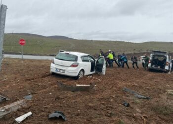 Bingöl’de hafif ticari araçla otomobil çarpıştı: 1’i ağır, 13 yaralı