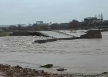 Diyarbakır’da sağanak sele neden oldu, köprü su altında kaldı
