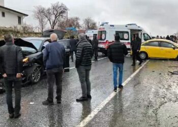 AK Parti konvoyunda kaza: 2 yaralı