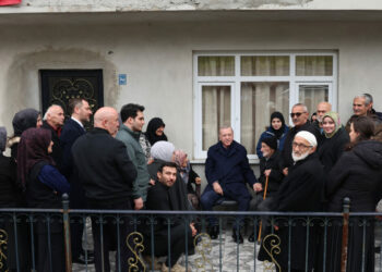 Cumhurbaşkanı Erdoğan, komşularıyla bayramlaştı