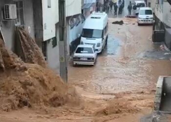 Şanlıurfa’da sağanak nedeniyle cadde ve sokaklar göle döndü
