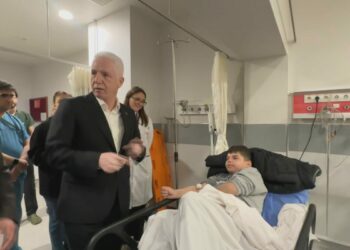 Vali Gül, Fatih'teki çöken binaların enkazından kurtarılan yaralıları ziyaret etti
