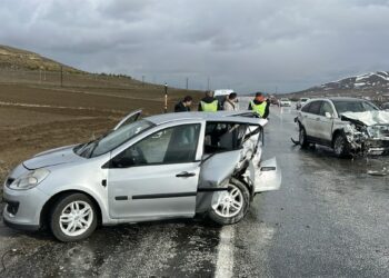 Sivas'ta 3 aracın karıştığı zincirleme kaza: 1 ölü, 5 yaralı