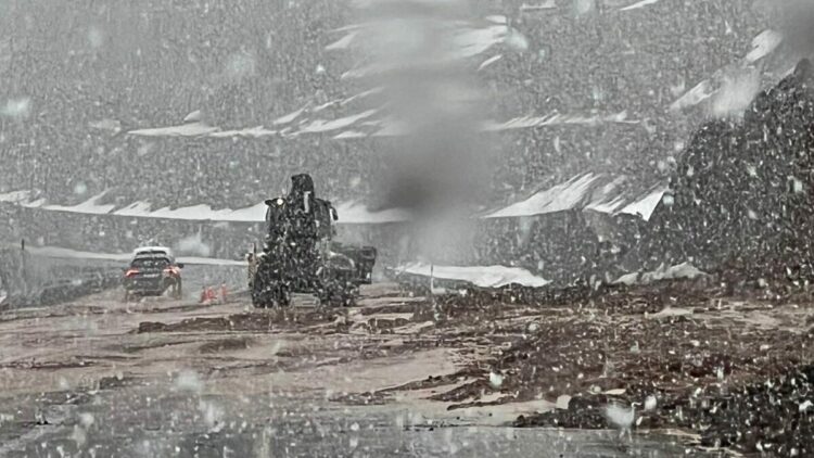 Bingöl’de sağanak sonrası yolda biriken çamur temizlendi