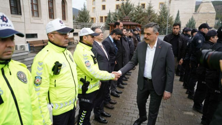İçişleri Bakanı Çiftçi, Kızılcahamam'da polislerle bayramlaştı
