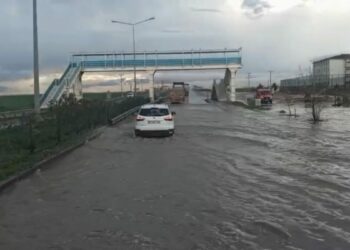 Nusaybin'de sağanak; İpekyolu suyla doldu