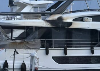 Bodrum'daki yat yangını sonrası temizlik ve enkaz kaldırma çalışması başlatıldı