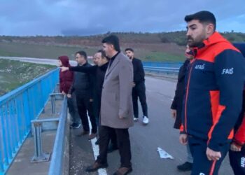 Debisi yükselen çayda traktörüyle yükselen mahsur kalan kişi kurtarıldı