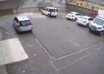 Şanlıurfa’da sağanak: cadde ve sokaklar göle döndü; duvarın yıkılma anı kamerada
