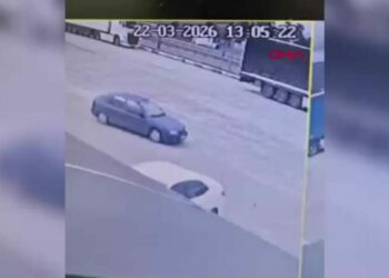 El freni çekilmediği için hareket eden otomobile, başka otomobil çarptı: 1 ölü, 3 yaralı