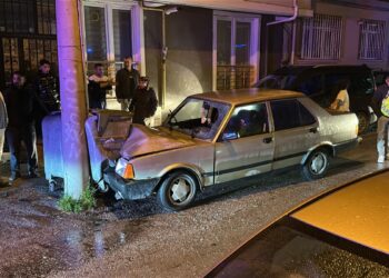Alkollü sürücünün kullandığı otomobil, elektrik direğine çarptı: 1’i ağır, 2 yaralı