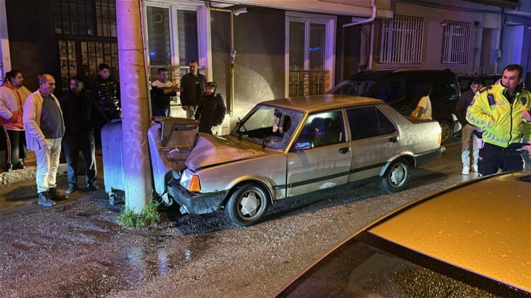 Alkollü sürücünün kullandığı otomobil, elektrik direğine çarptı: 1’i ağır, 2 yaralı