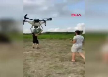 Tarım dronuna tutunan çiftçinin düştüğü anlar kamerada