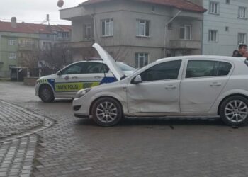 Otomobiller çarpıştı; aynı aileden 1’i çocuk 3 yaralı