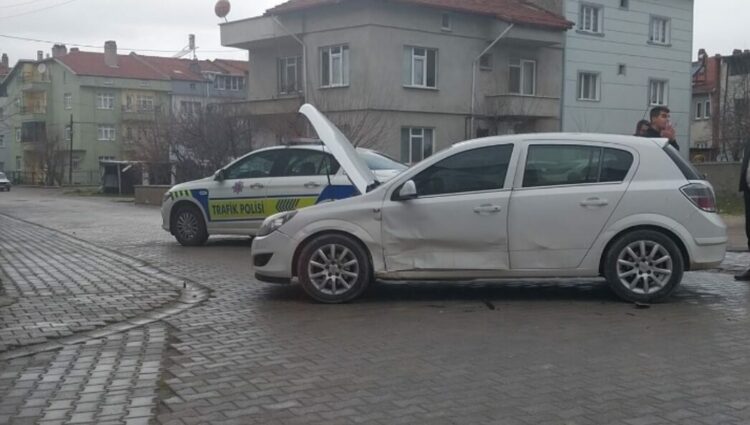Otomobiller çarpıştı; aynı aileden 1’i çocuk 3 yaralı