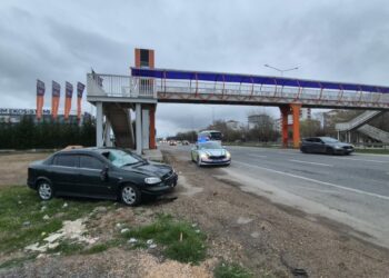 Üst geçide 20 metre mesafede otomobilin çarptığı yaya öldü