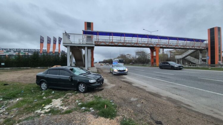 Üst geçide 20 metre mesafede otomobilin çarptığı yaya öldü