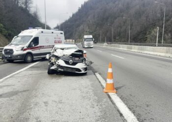 Otomobil, önündeki kamyonete çarptı: 2'si çocuk, 4 yaralı