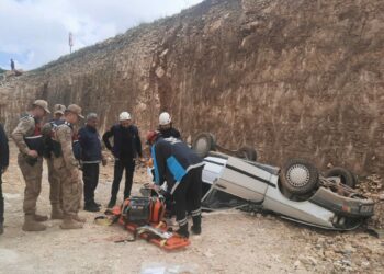 Otomobil, 8 metreden uçtu: 1 ölü, 1 yaralı
