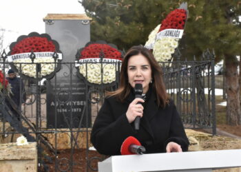 Aşık Veysel, vefatının 53'üncü yıl dönümünde mezarı başında anıldı