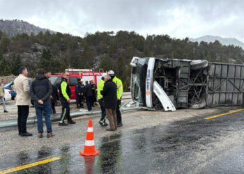 Antalya kara yolunda yolcu otobüsü devrildi; 2'si ağır 15 yaralı
