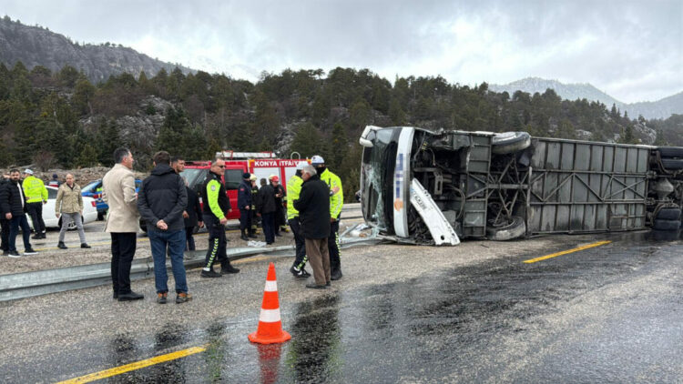 Antalya kara yolunda yolcu otobüsü devrildi; 2'si ağır 15 yaralı