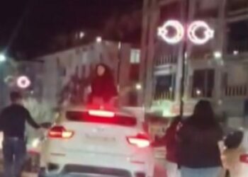 Trafikteki kavgada otomobilin üzerine çıkıp zarar verdi