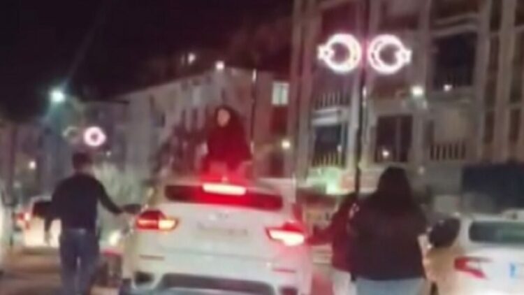 Trafikteki kavgada otomobilin üzerine çıkıp zarar verdi