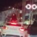Trafikteki kavgada otomobilin üzerine çıkıp zarar verdi