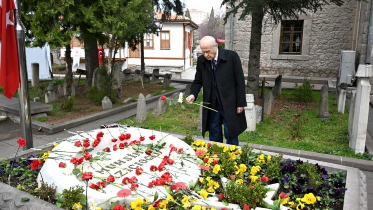Bahçeli, Muhsin Yazıcıoğlu'nun kabrini ziyaret etti