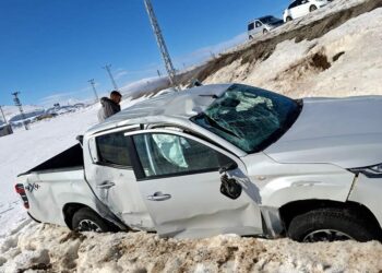 Van'da kamyonet şarampole yuvarlandı; 3 yaralı
