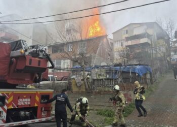 Maltepe'de 3 katlı binanın çatısında çıkan yangın söndürüldü