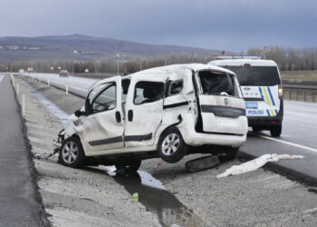 TIR'a çarpan hafif ticari aracın sürücüsü ağır yaralandı
