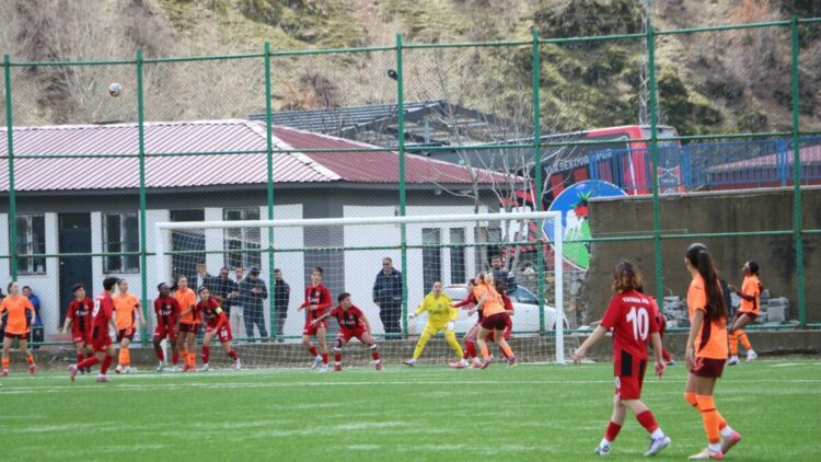 Yüksekova Spor sahasında Trabzonspor ile berabere kaldı