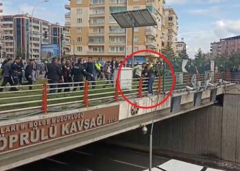 Üst geçitten atlamak isteyen kişiyi polis kurtardı