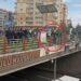 Üst geçitten atlamak isteyen kişiyi polis kurtardı