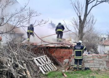 Bedensel engelli, evinde çıkan yangında yaralandı