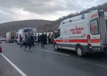 Mardin’de yolcu midibüsü devrildi: 13 yaralı