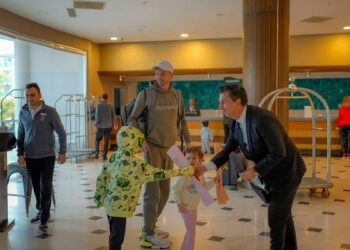 Marmaris'te turistler çiçeklerle karşılaşılandı