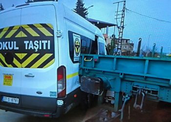 Lokomotifin okul servis minibüsüne çarptığı anlar kamera