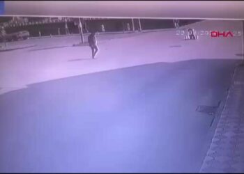 Amasya’da otomobilin çarptığı motosiklet sürücüsü yaralandı; kaza anı kamerada