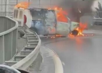 Esenyurt TEM Otoyolu'nda seyir halindeki hafif ticari araç alev alev yandı