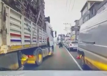 TIR'dan inip, bıçakla otomobile saldırdılar