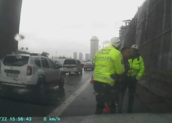 Bağcılar'da boğazına şeker kaçan sürücüyü polis kurtardı