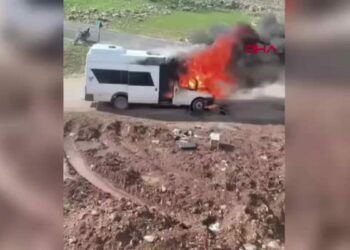 Mardin’de öğrencileri taşıyan minibüs yandı