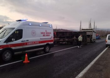 Kütahya'da kamyonet devrildi: 2 yaralı