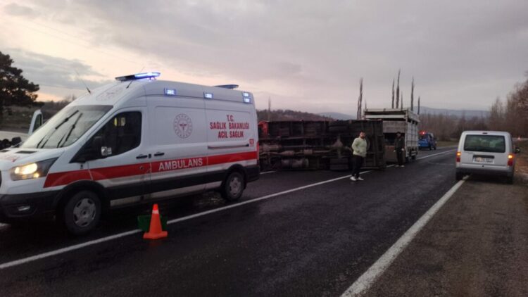 Kütahya'da kamyonet devrildi: 2 yaralı